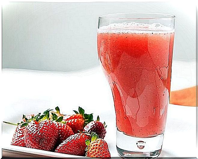 Strawberry, lemon and ginger smoothie for varicose veins