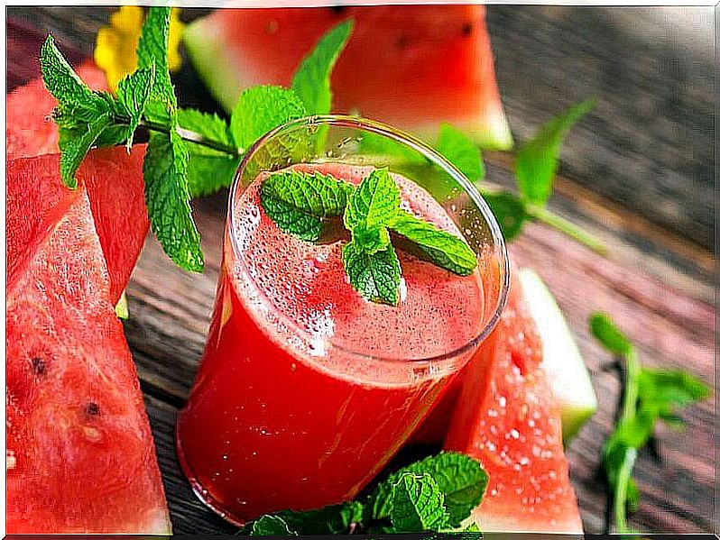 Cherry, watermelon and pineapple smoothie for varicose veins