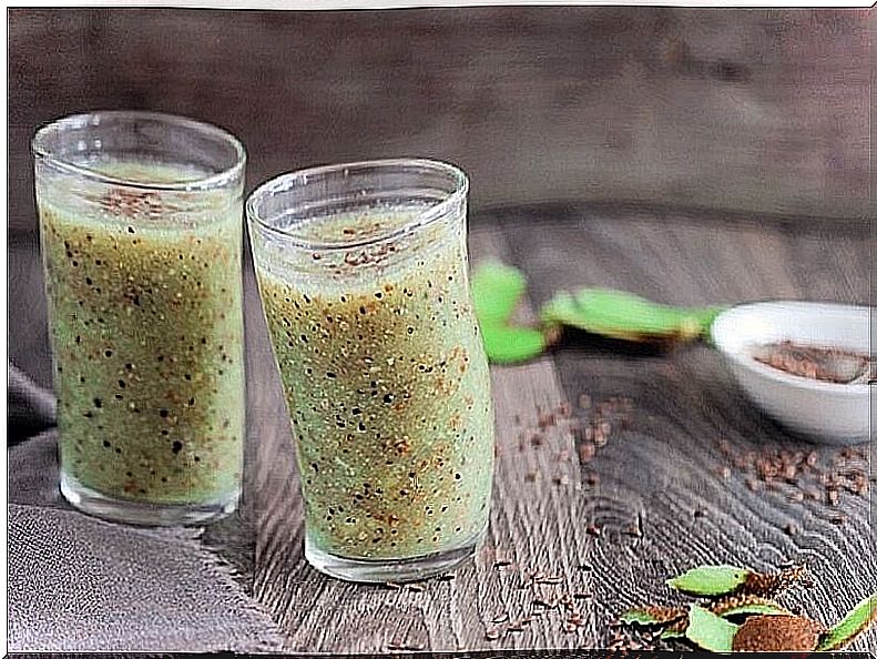 Apple, flaxseed and garlic smoothie for varicose veins