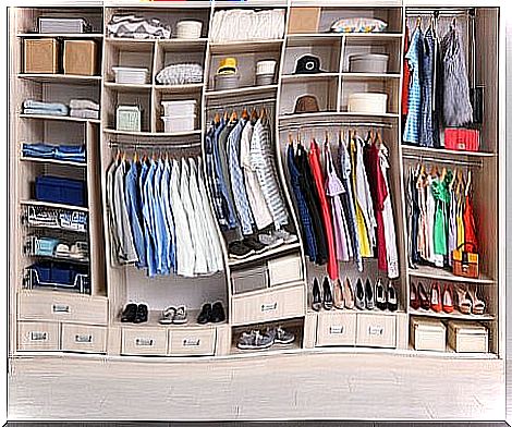 We can organize our closet in various ways.