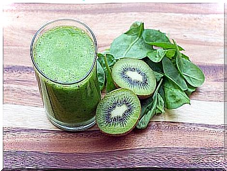 Kiwi spinach and lettuce smoothie