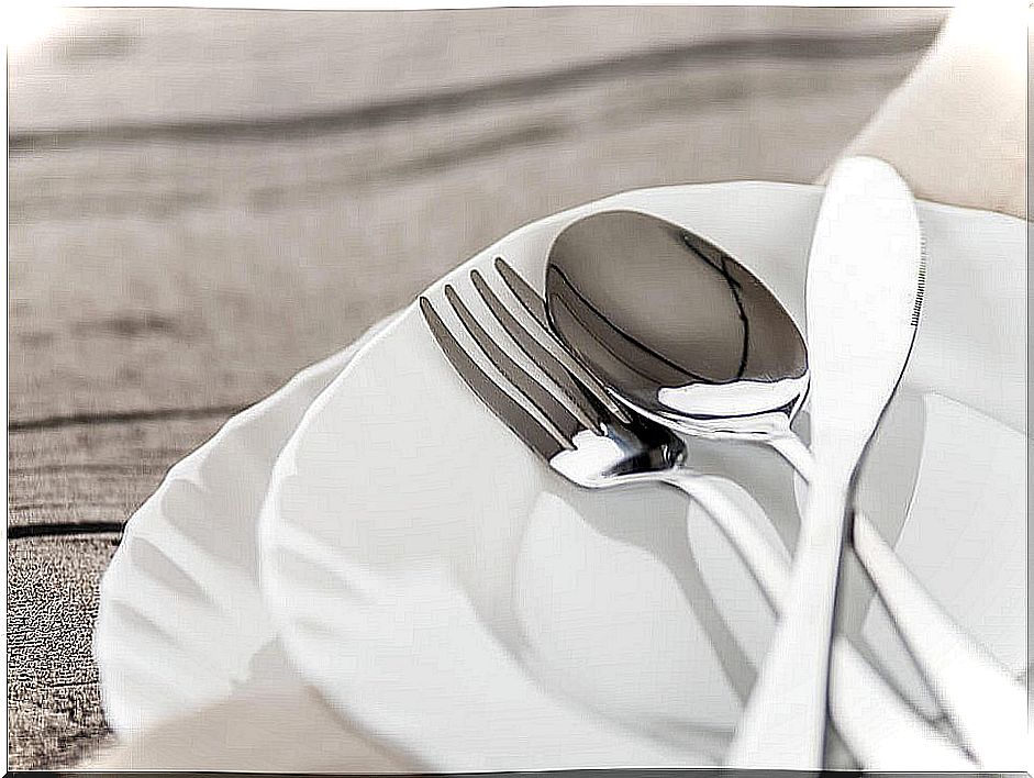 Clean cutlery on a plate.