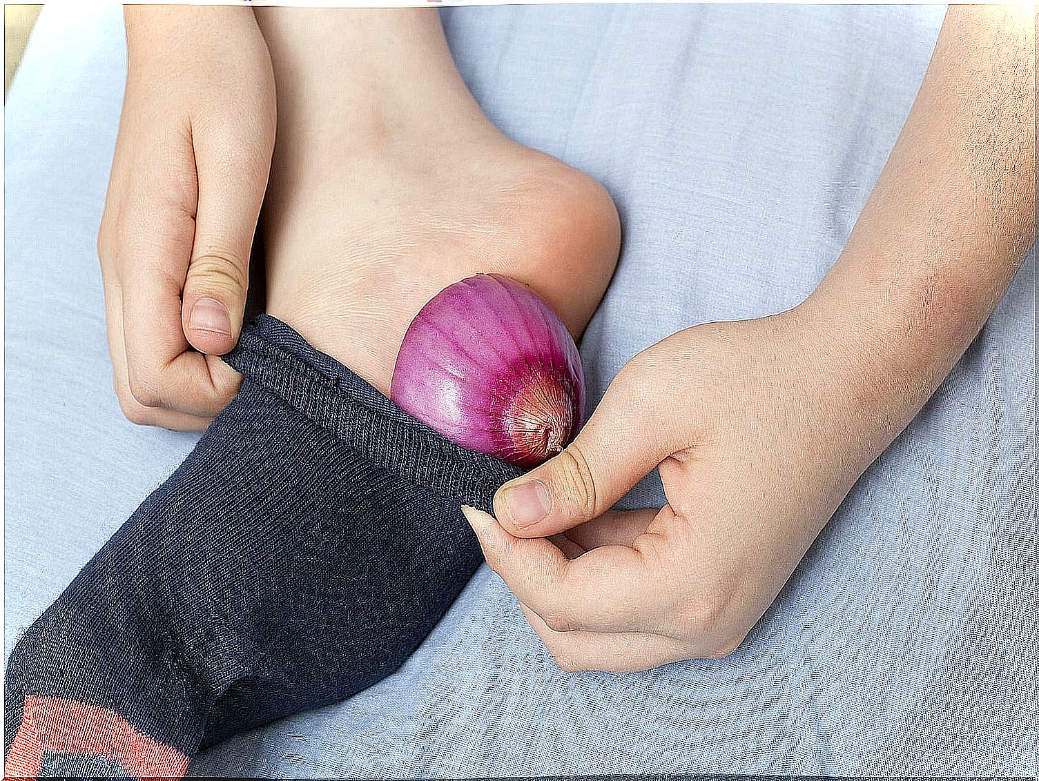 The best remedy for calluses on the feet: onion and white vinegar