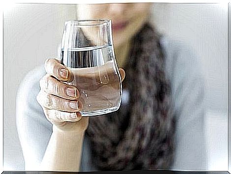 Drinking water helps reduce the abdomen