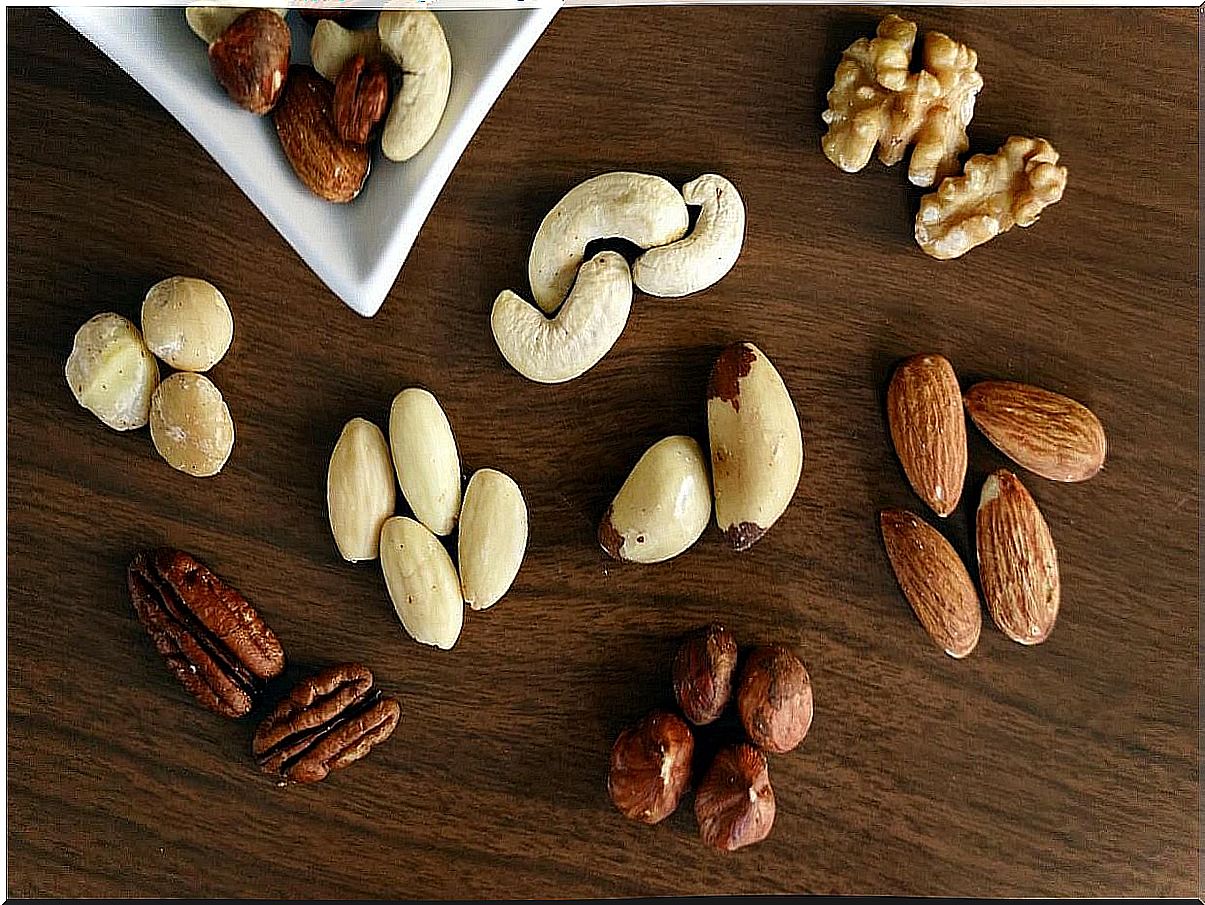 What is the correct way to eat nuts?